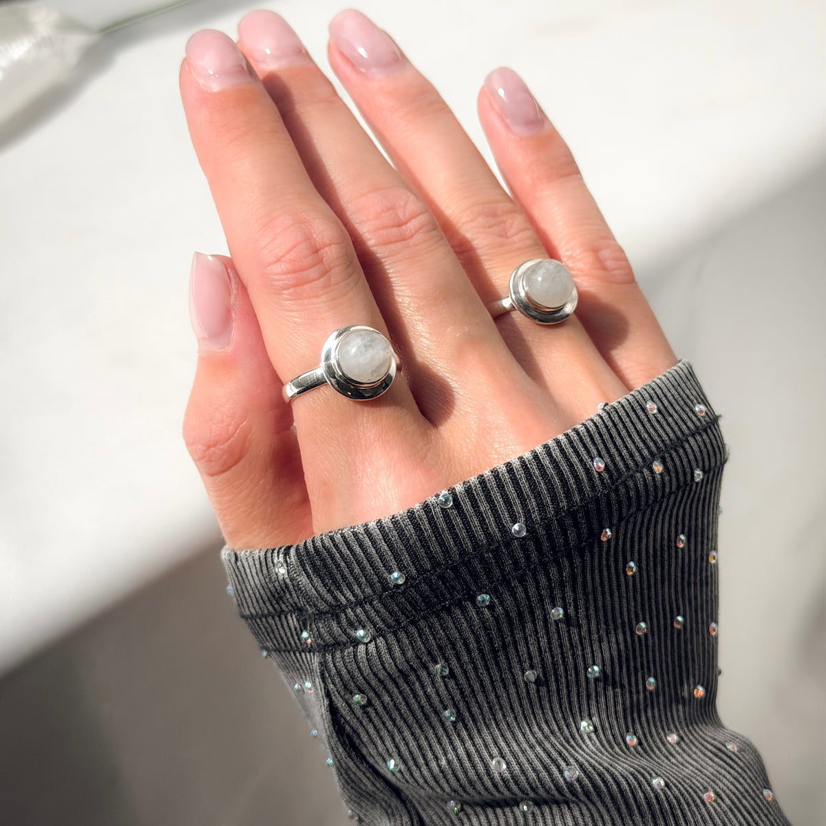 Anillo de plata de ley con piedra lunar redonda