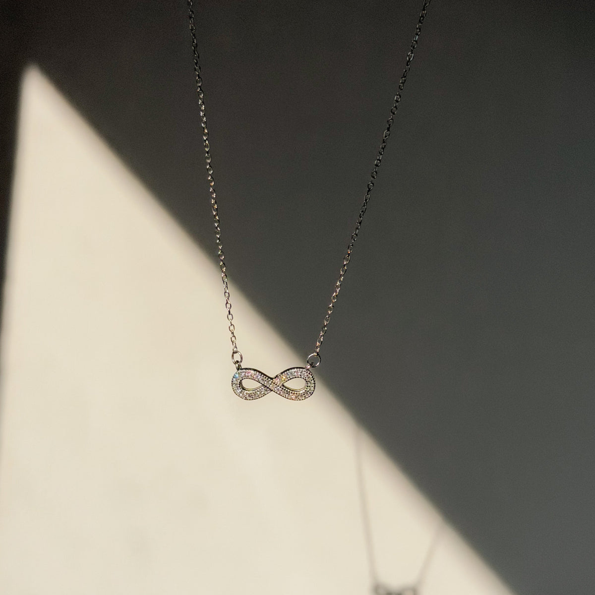 Collar de plata de ley con circonitas cúbicas y diseño de infinito
