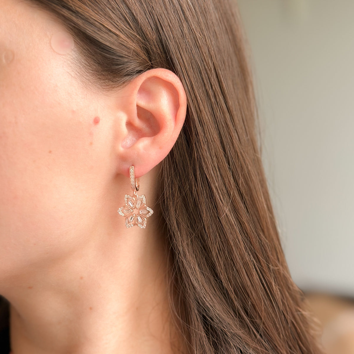 Pendientes de plata de ley con flor de circonita cúbica