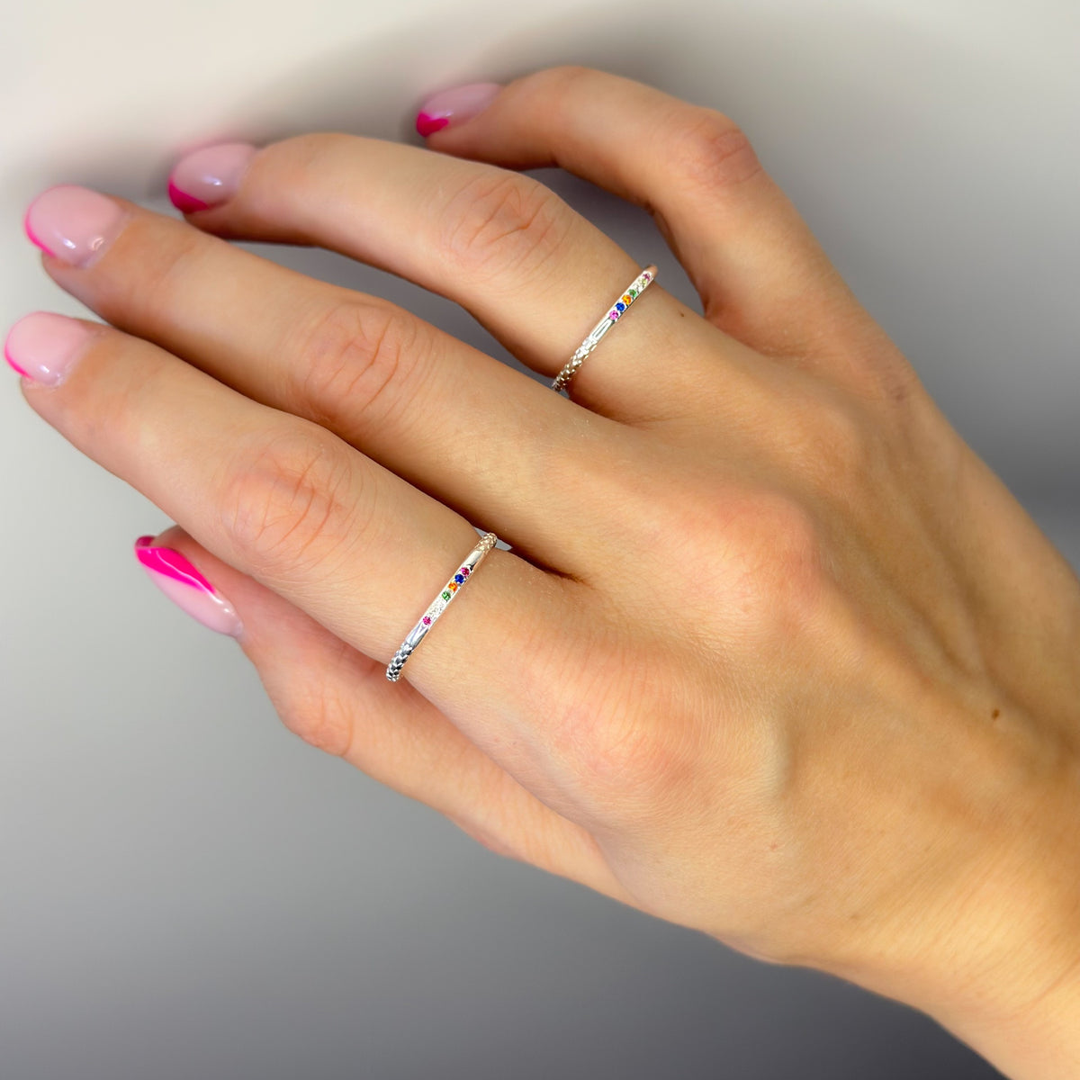 Anillo de banda de plata esterlina con circonita cúbica arcoíris
