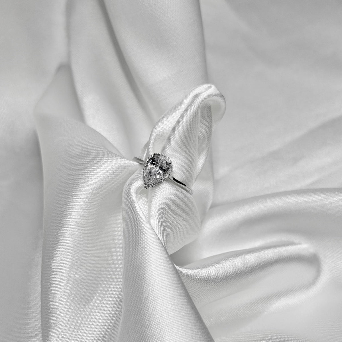 Anillo de lágrima de plata esterlina