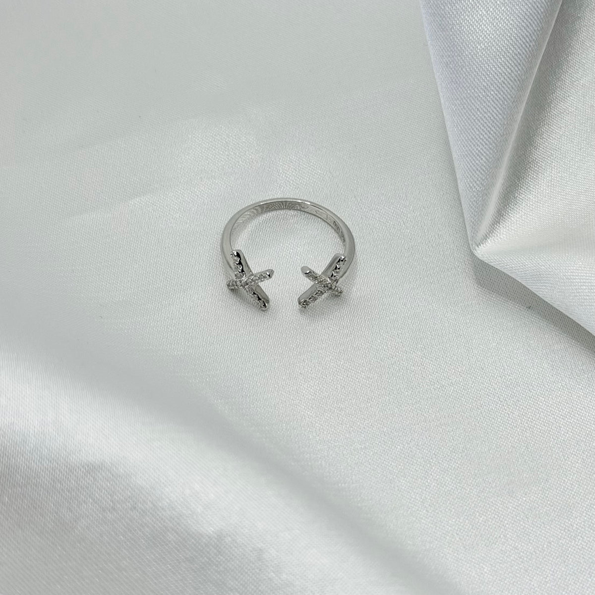 Anillo en X de plata esterlina