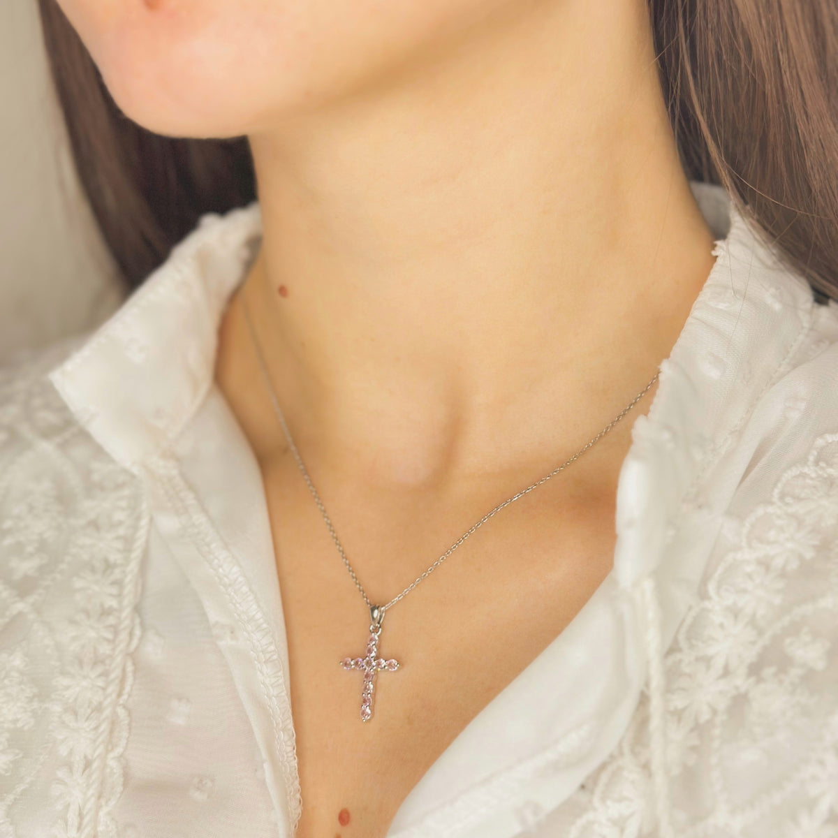 Maria Pink – Collar de cruz de plata de ley con circonita rosa