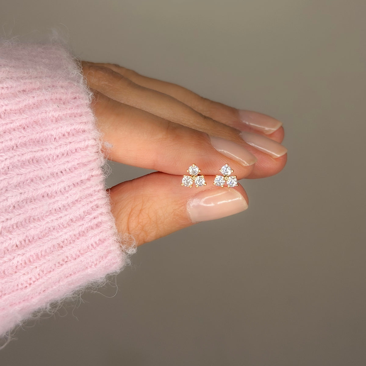 Aretes de plata esterlina con tres circonitas cúbicas