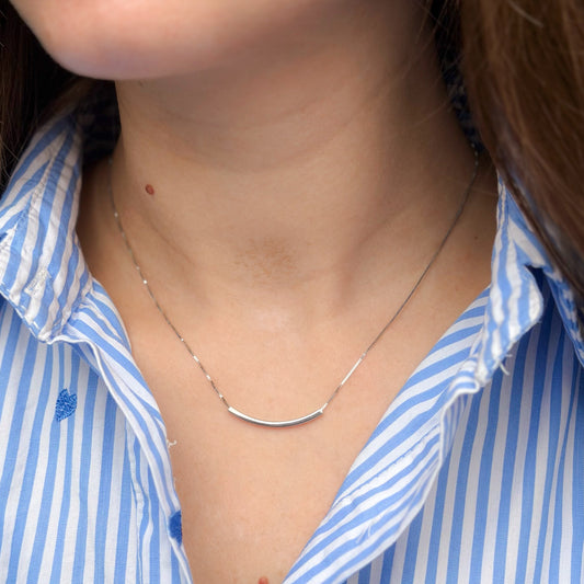 Collar de plata de ley con línea