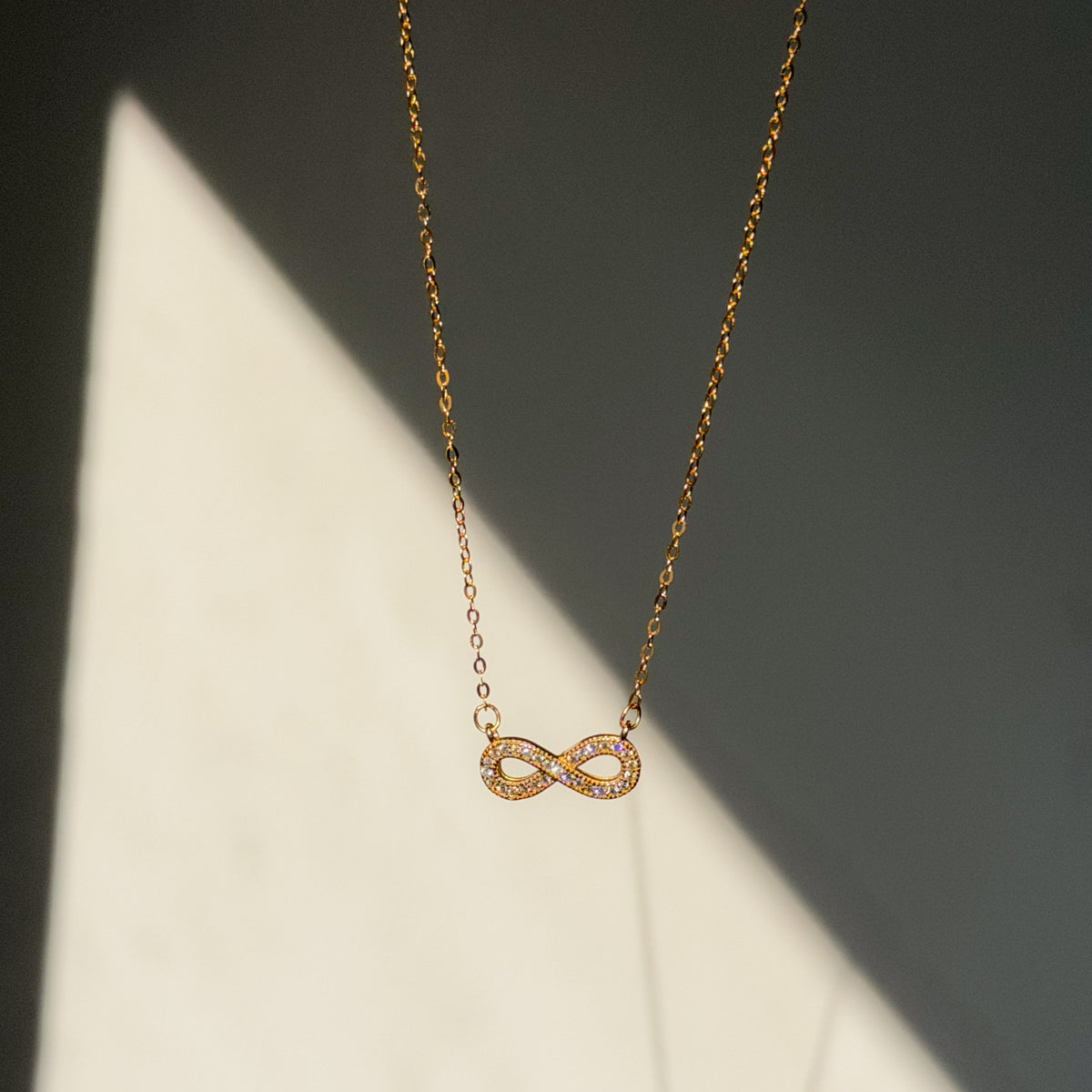Collar de plata de ley con circonitas cúbicas y diseño de infinito