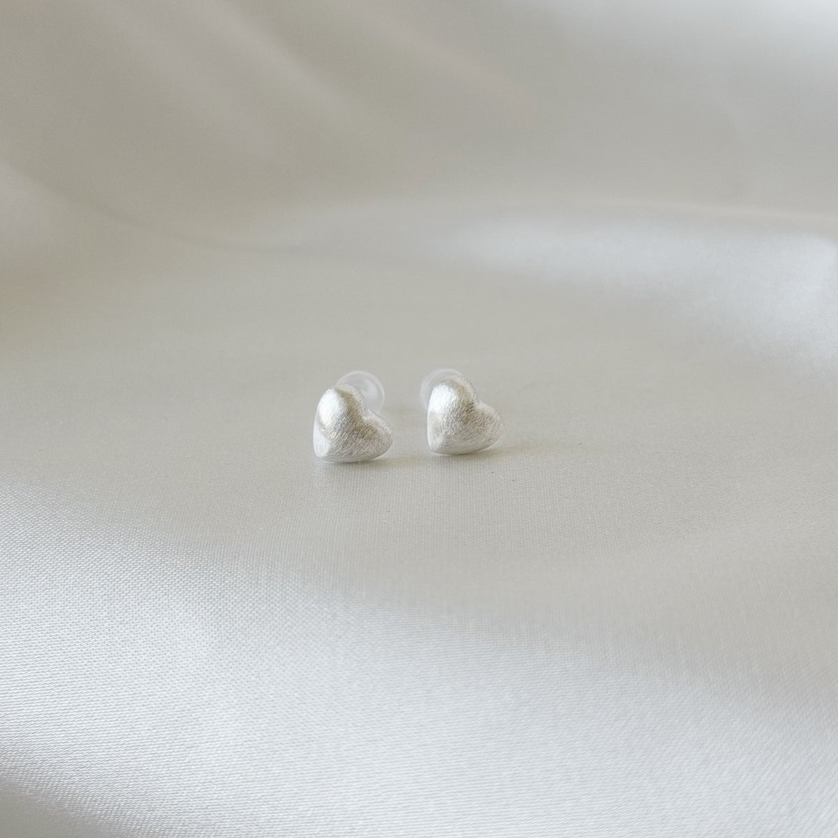 Pendientes de corazón mate de plata de ley