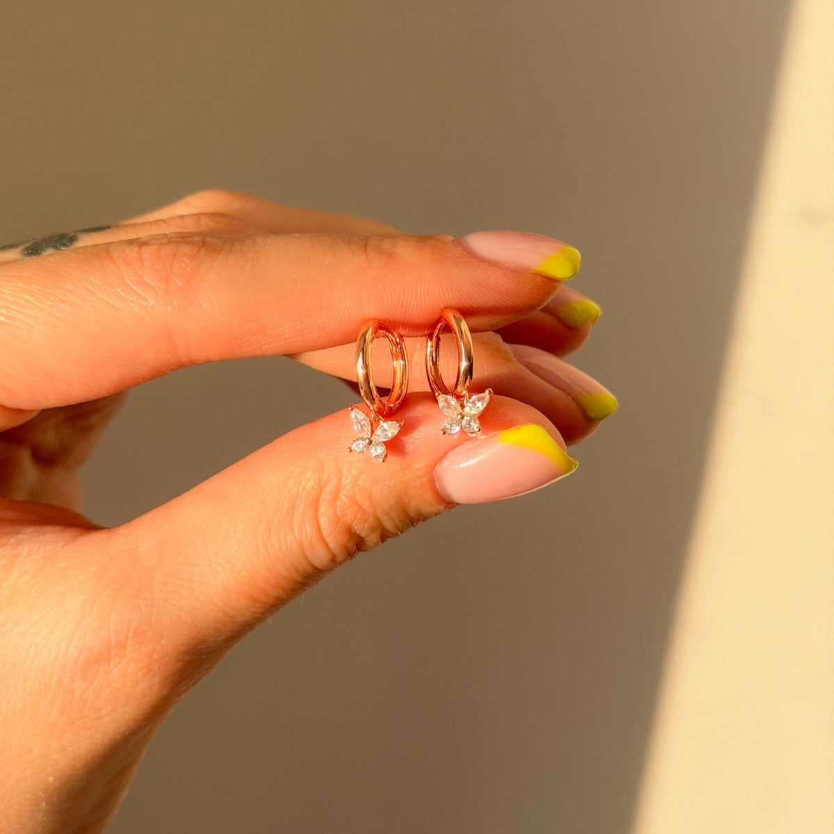 Aros con dije de mariposa en plata de ley