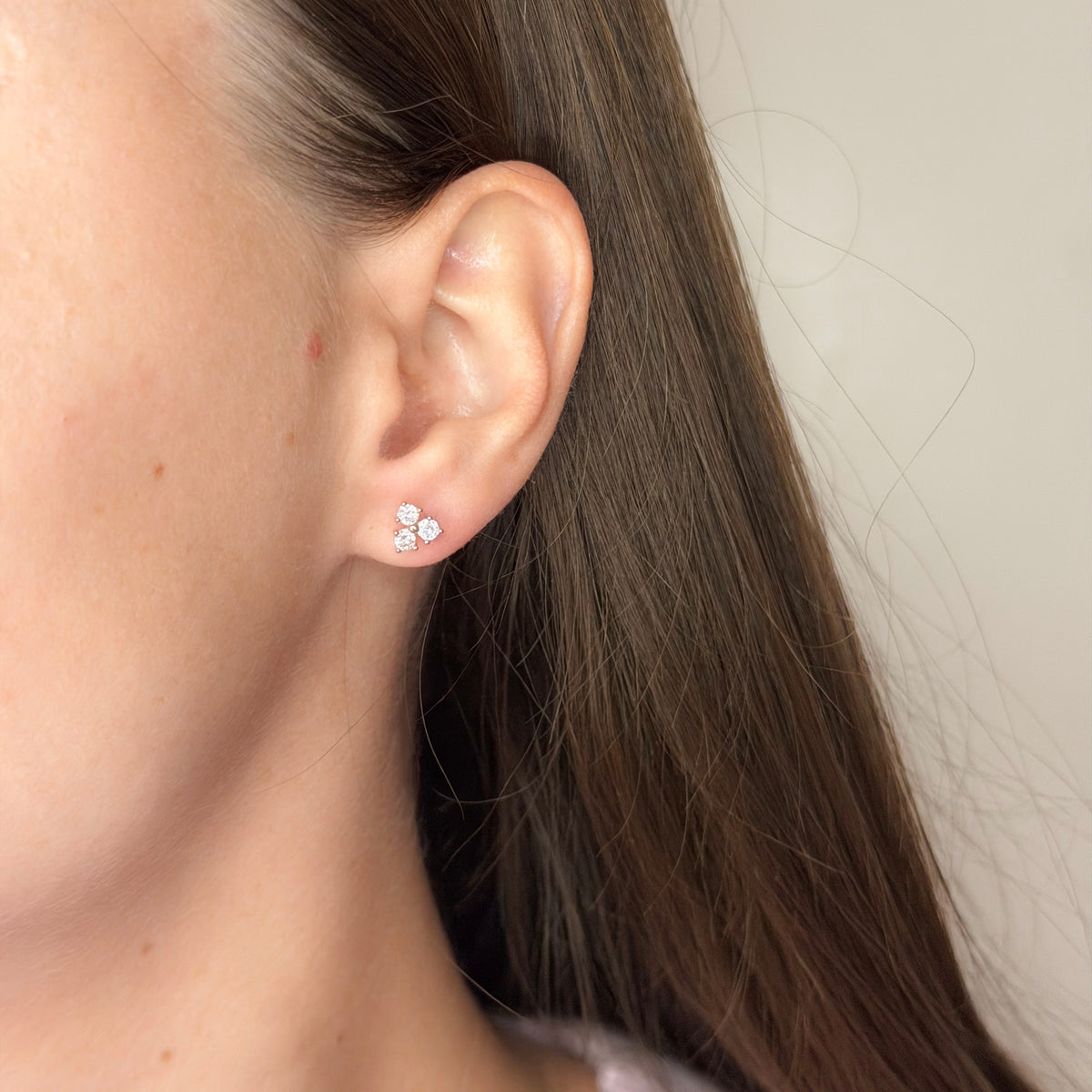 Aretes de plata esterlina con tres circonitas cúbicas