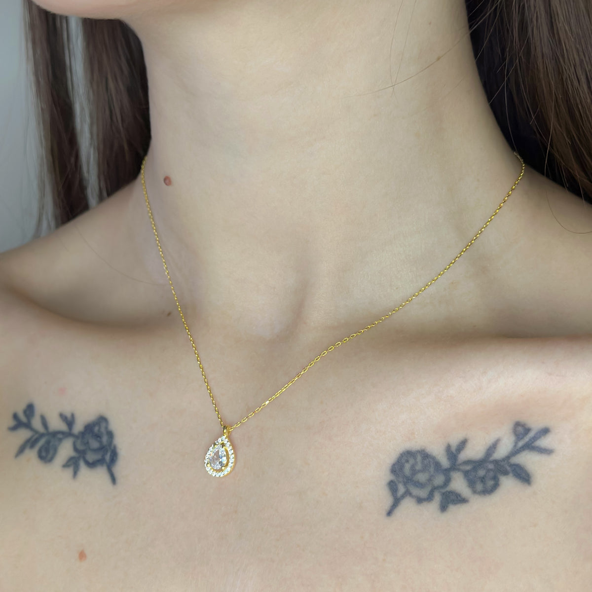 Collar de plata de ley con circonita cúbica en forma de lágrima