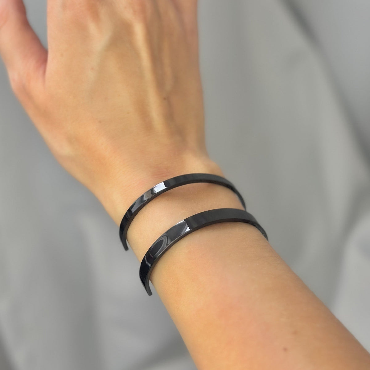 Hera – Brazalete chapado en oro negro (4 mm/6 mm)