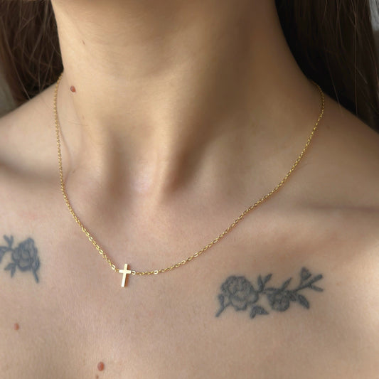 Madeleine – Collar con cruz bañada en oro