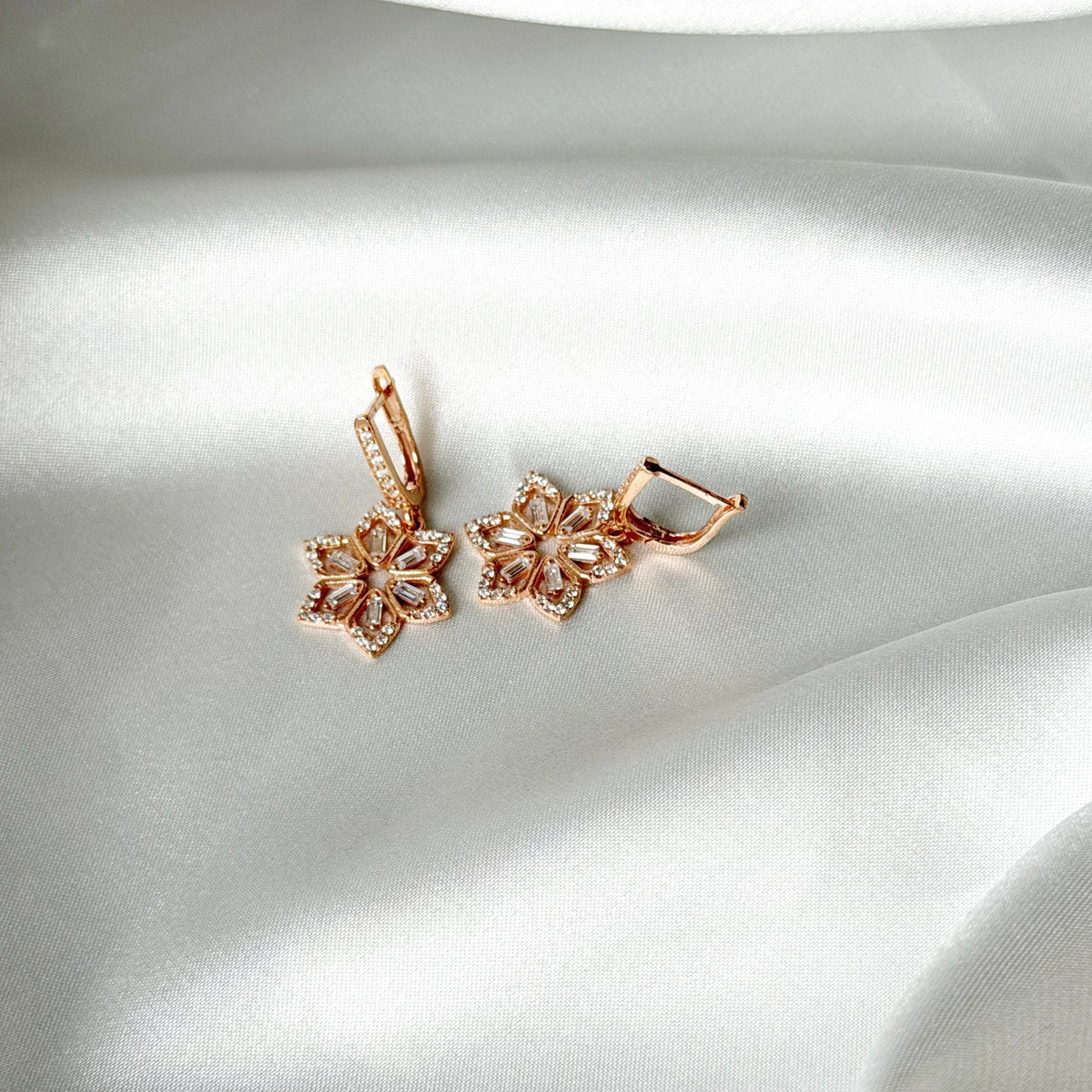 Pendientes de plata de ley con flor de circonita cúbica