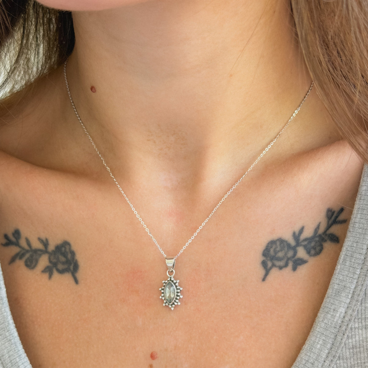 Collar con colgante de topacio azul en plata de ley