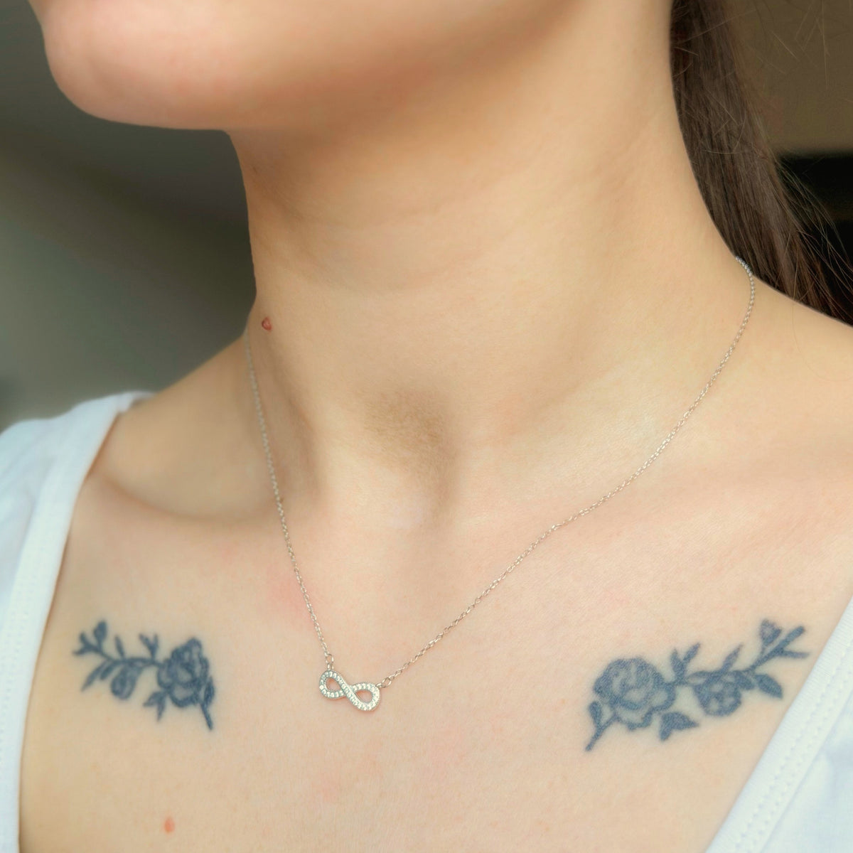 Collar de plata de ley con circonitas cúbicas y diseño de infinito