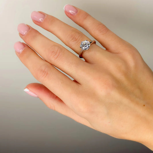 Anillo de plata de ley con cristal de circonita cúbica