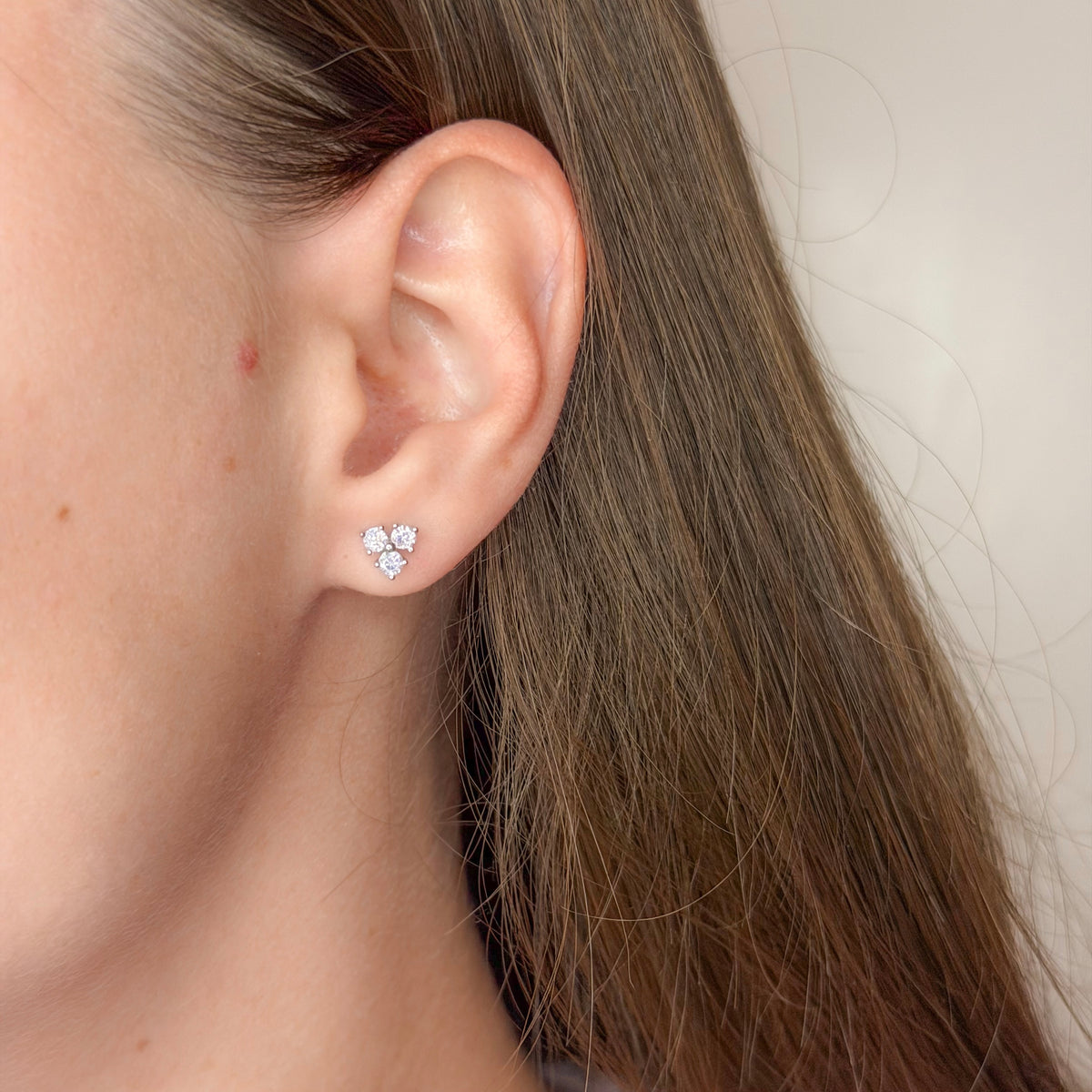Aretes de plata esterlina con tres circonitas cúbicas