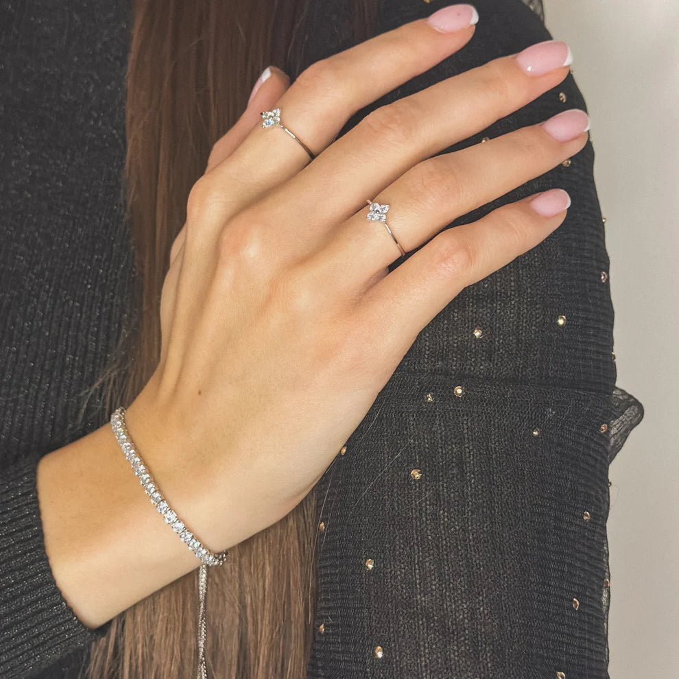 Anillo de trébol de circonita cúbica en plata de ley