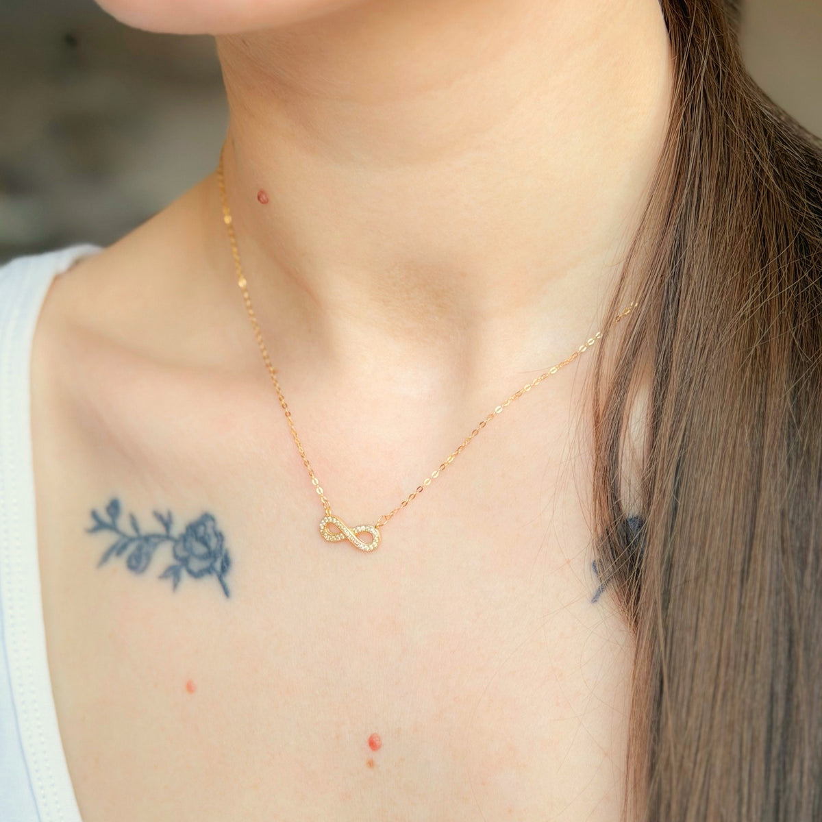 Collar de plata de ley con circonitas cúbicas y diseño de infinito