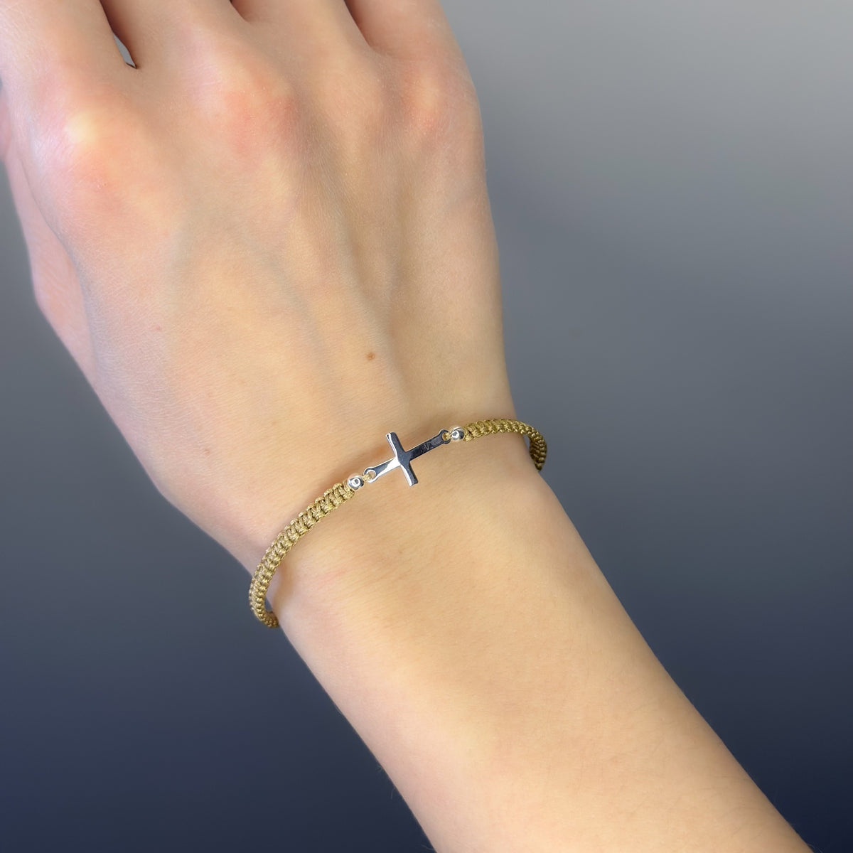 Pulsera de cruz de hilo de plata de ley