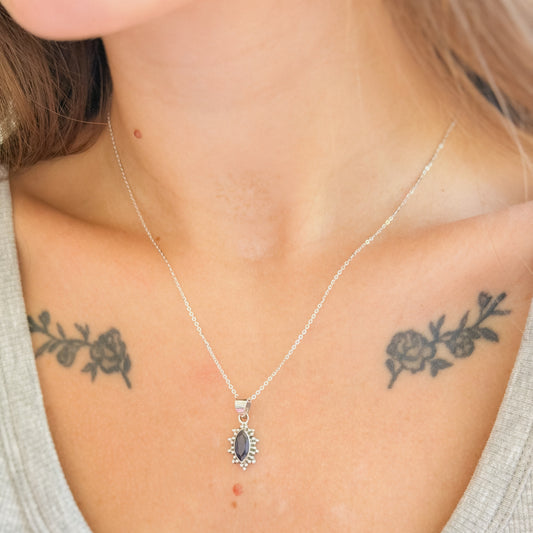 Collar con colgante de iolita en plata de ley