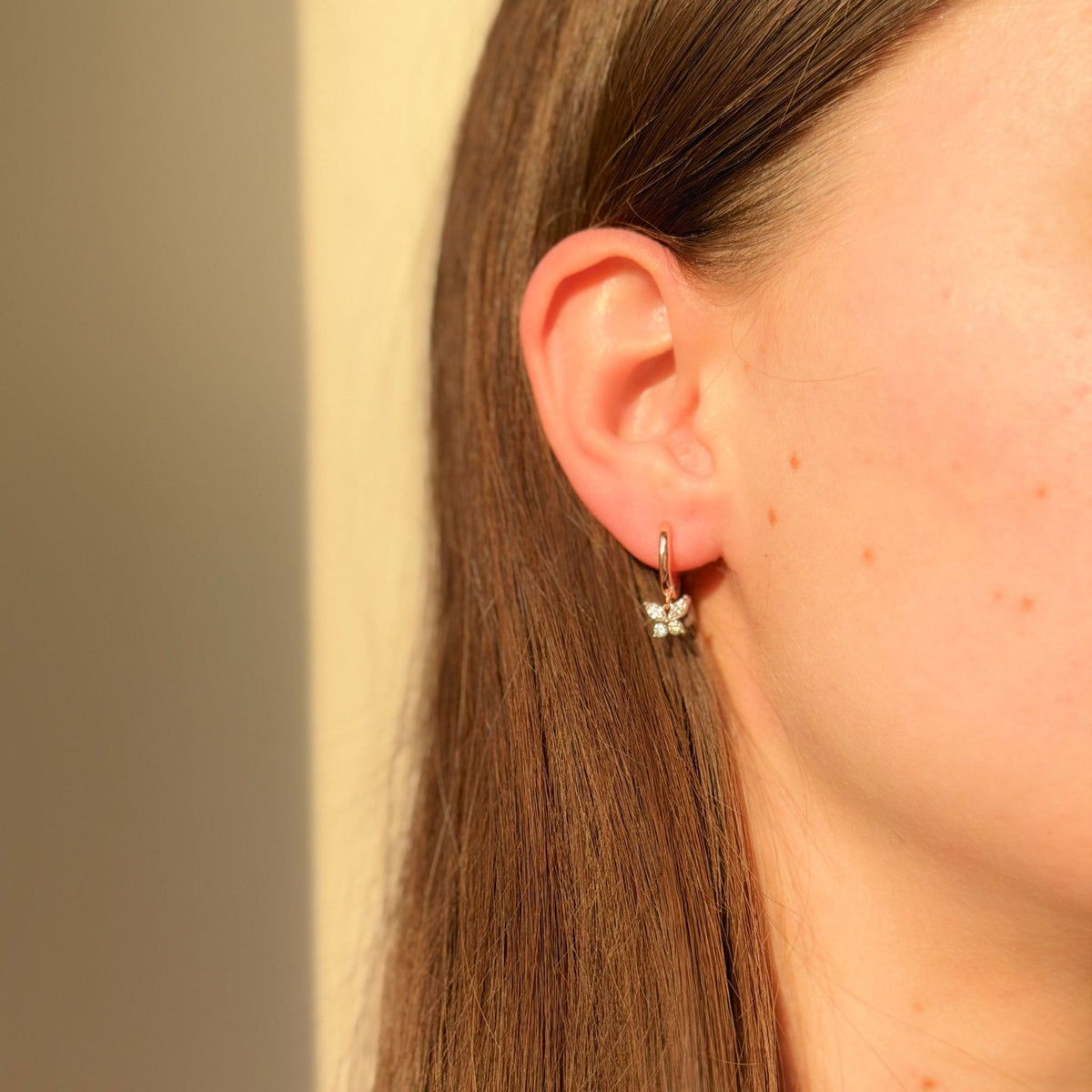 Aros con dije de mariposa en plata de ley