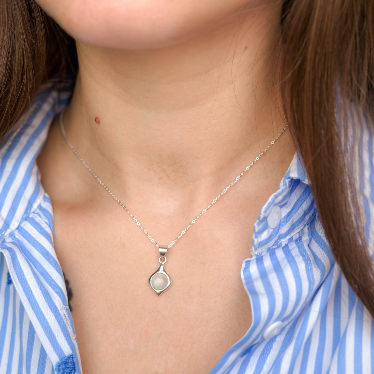 Collar con colgante de piedra lunar en plata de ley