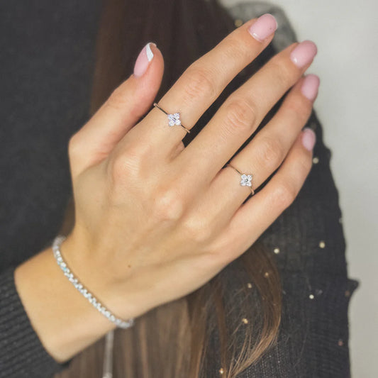 Anillo de trébol de circonita cúbica en plata de ley