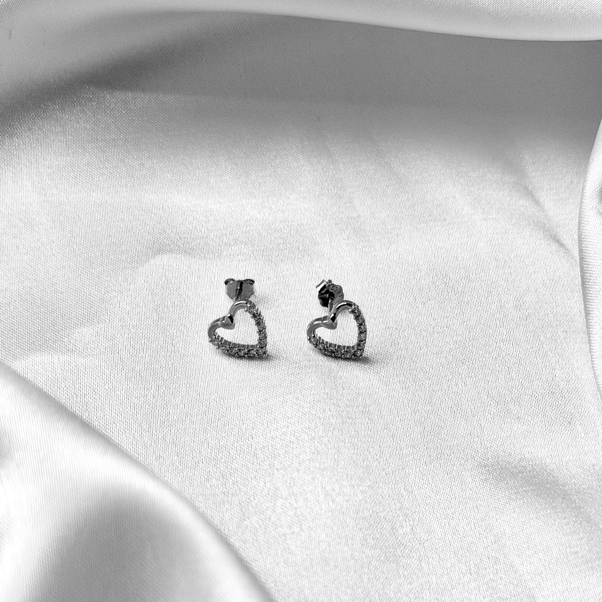 Aretes de corazón de plata esterlina con circonia cúbica
