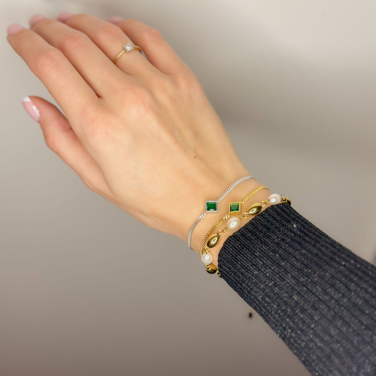 Pulsera de plata de ley con circonita cúbica y esmeralda