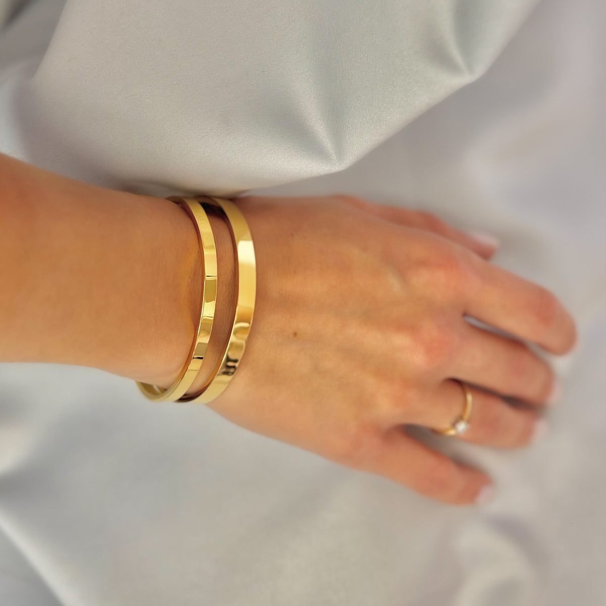 Hera – Brazalete bañado en oro de 18 quilates (4 mm / 6 mm)