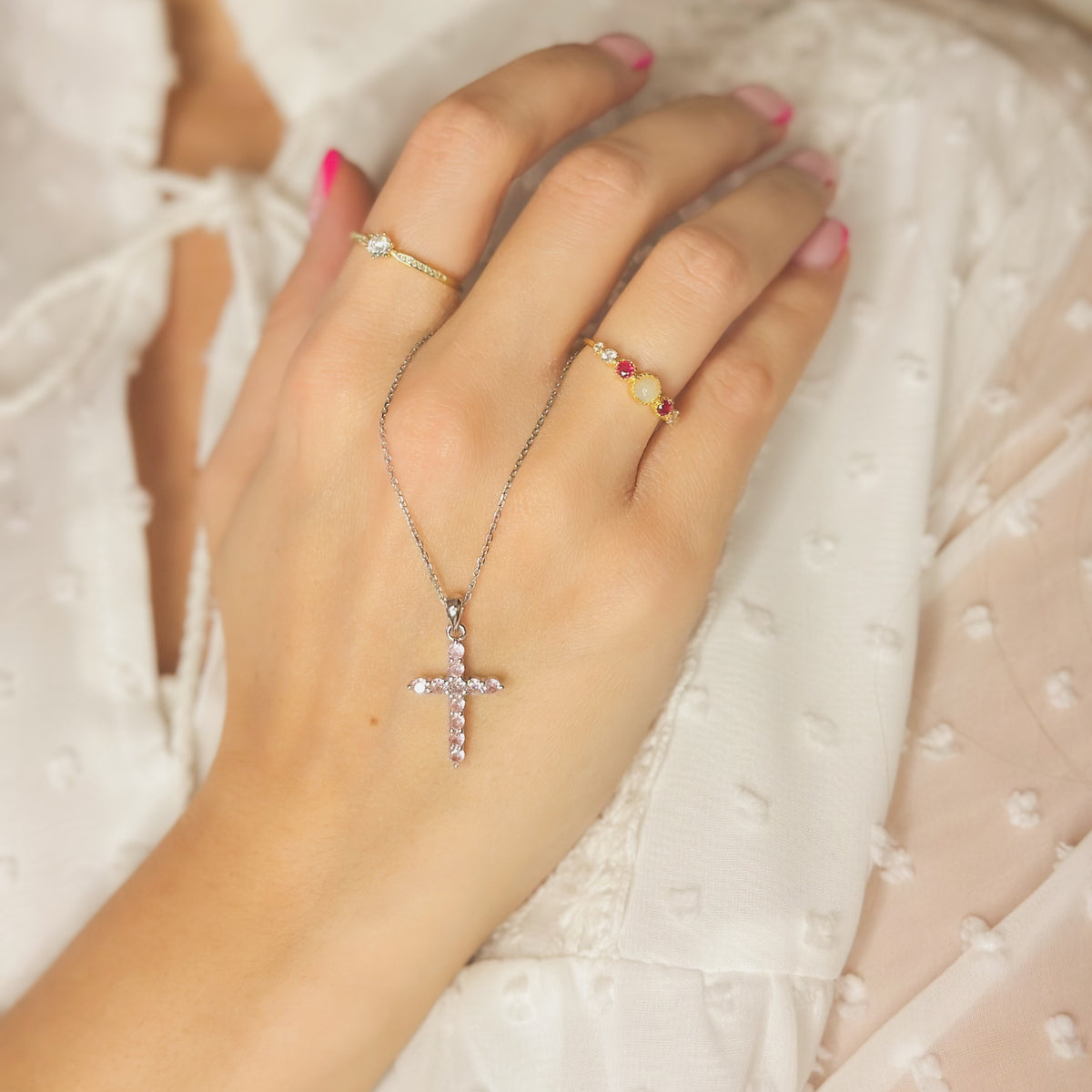 Maria Pink – Collar de cruz de plata de ley con circonita rosa