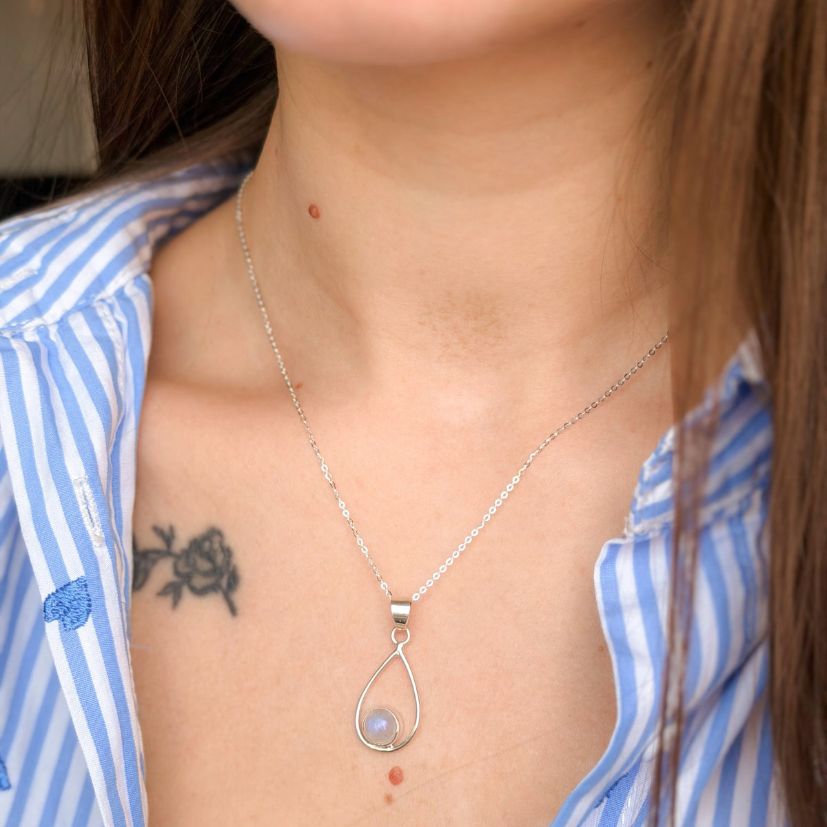 Collar con colgante de piedra lunar en plata de ley