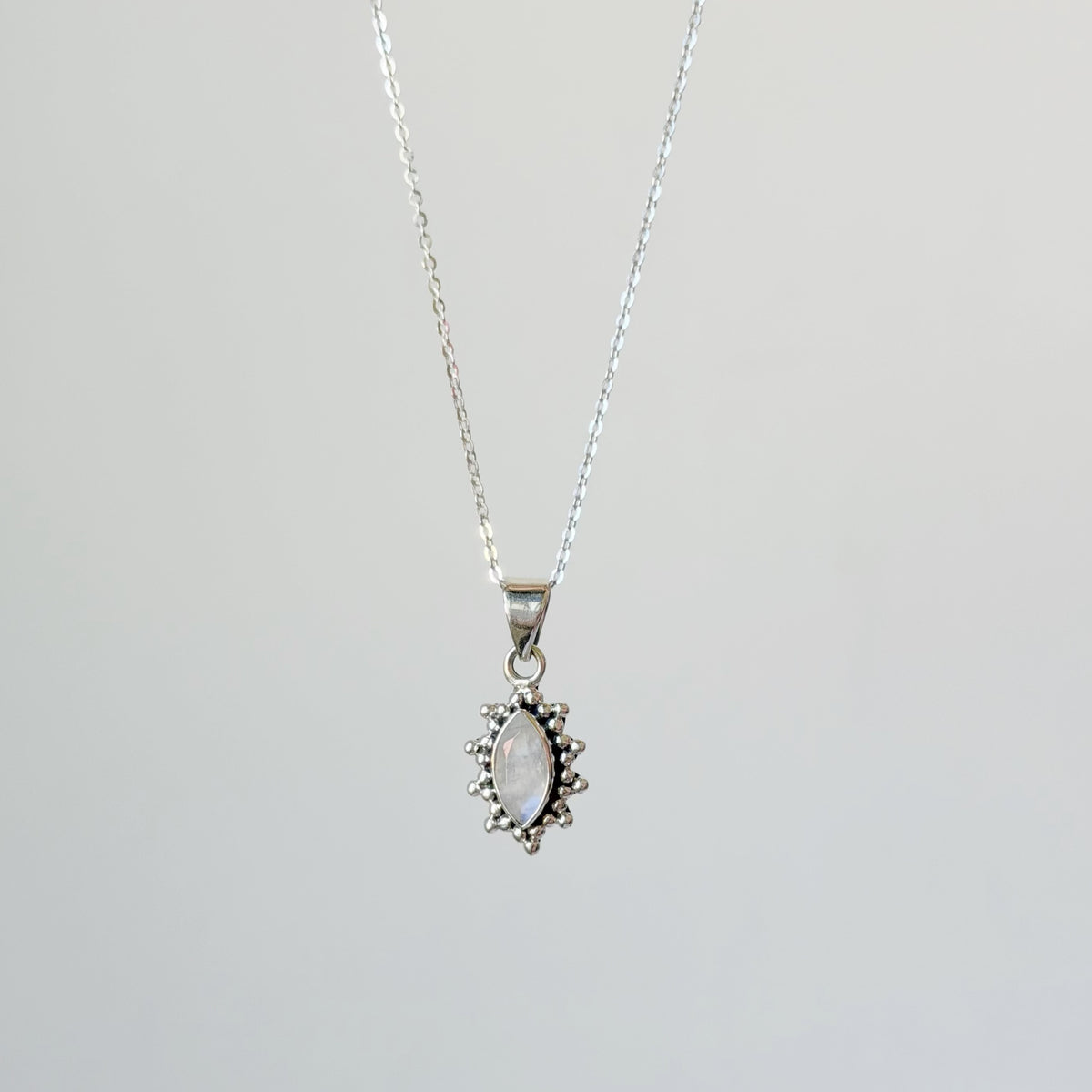 Collar con colgante de piedra lunar en plata de ley