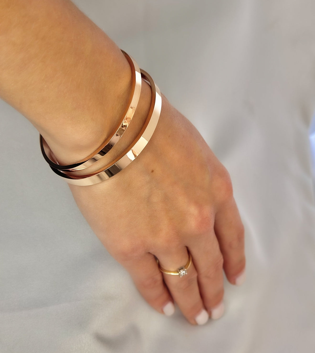 Hera – Brazalete chapado en oro rosa (4 mm / 6 mm)