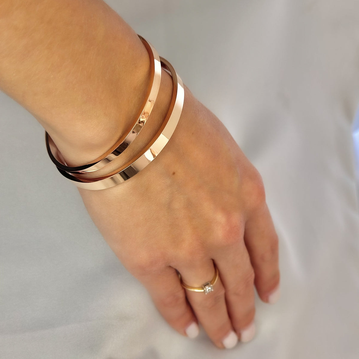 Hera – Brazalete chapado en oro rosa (4 mm / 6 mm)