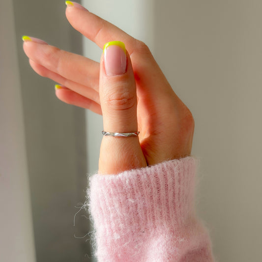 Anillo de banda ornamental de plata de ley