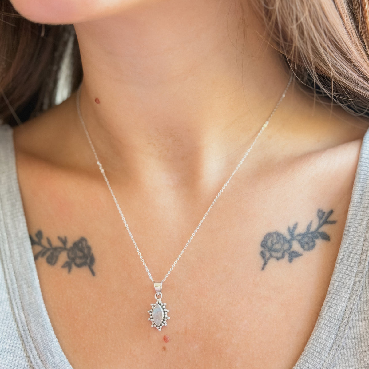 Collar con colgante de piedra lunar en plata de ley