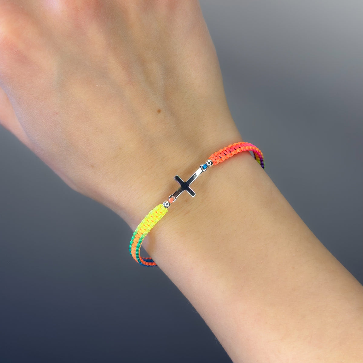 Pulsera de cruz de hilo de plata de ley