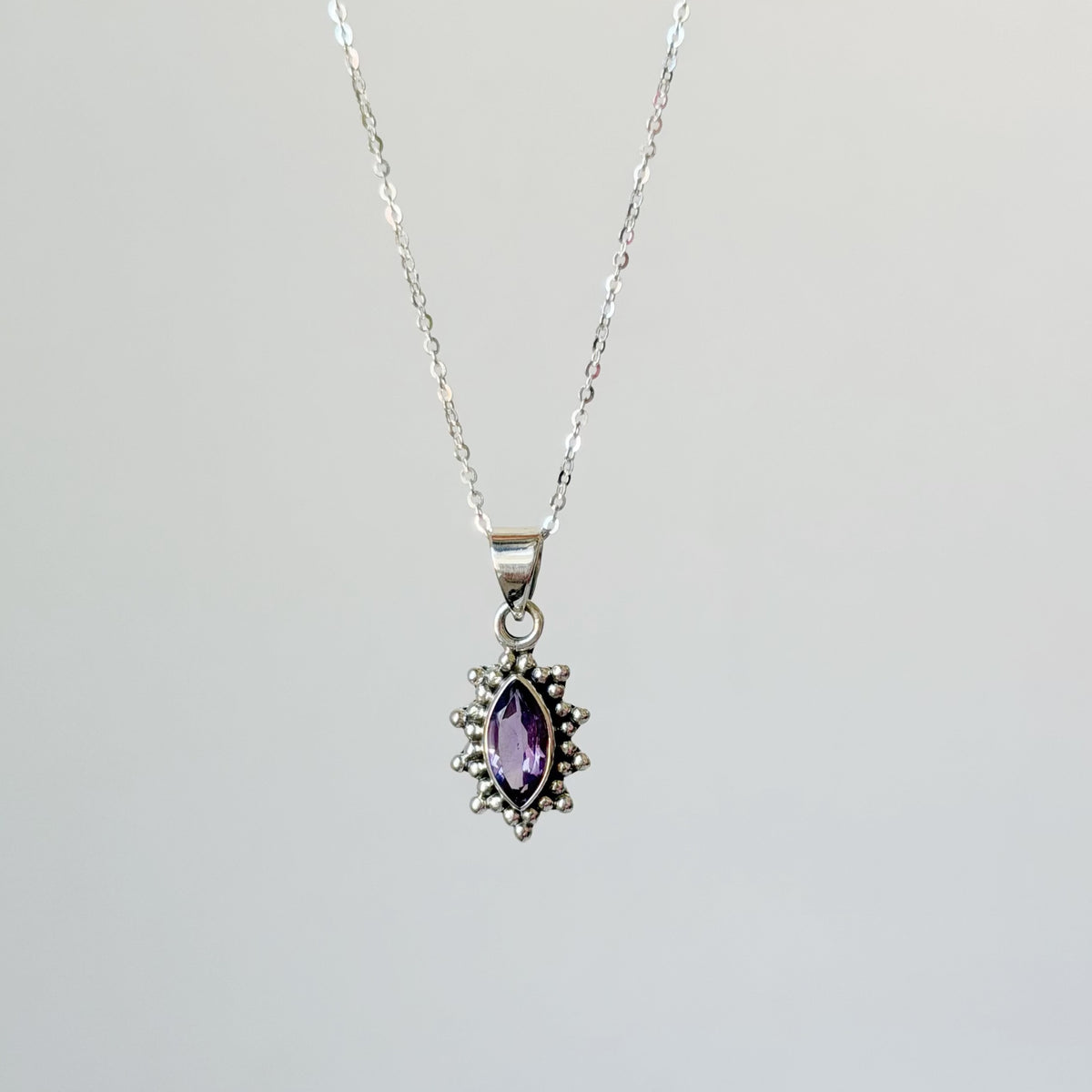 Collar con colgante de amatista en plata de ley