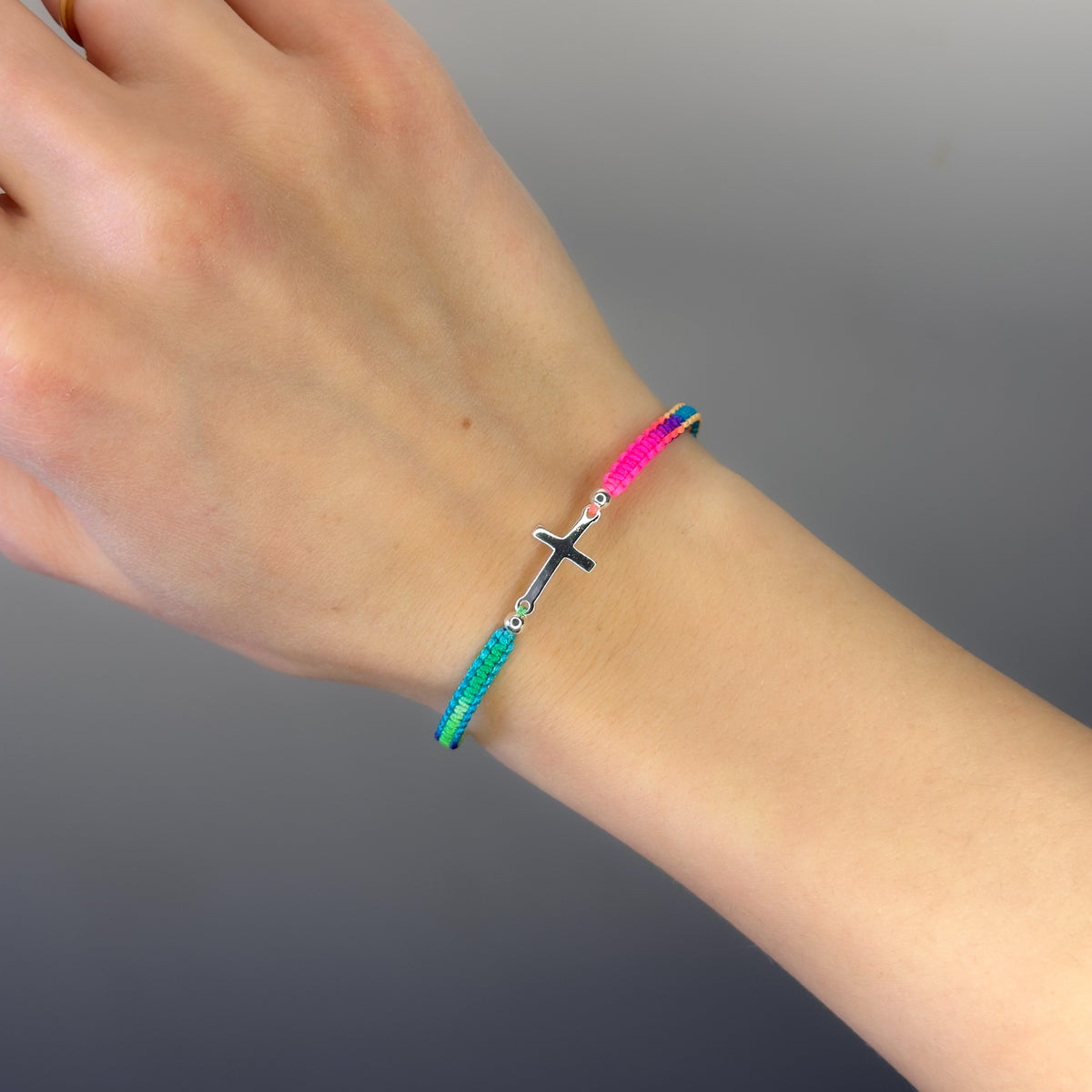 Pulsera de cruz de hilo de plata de ley