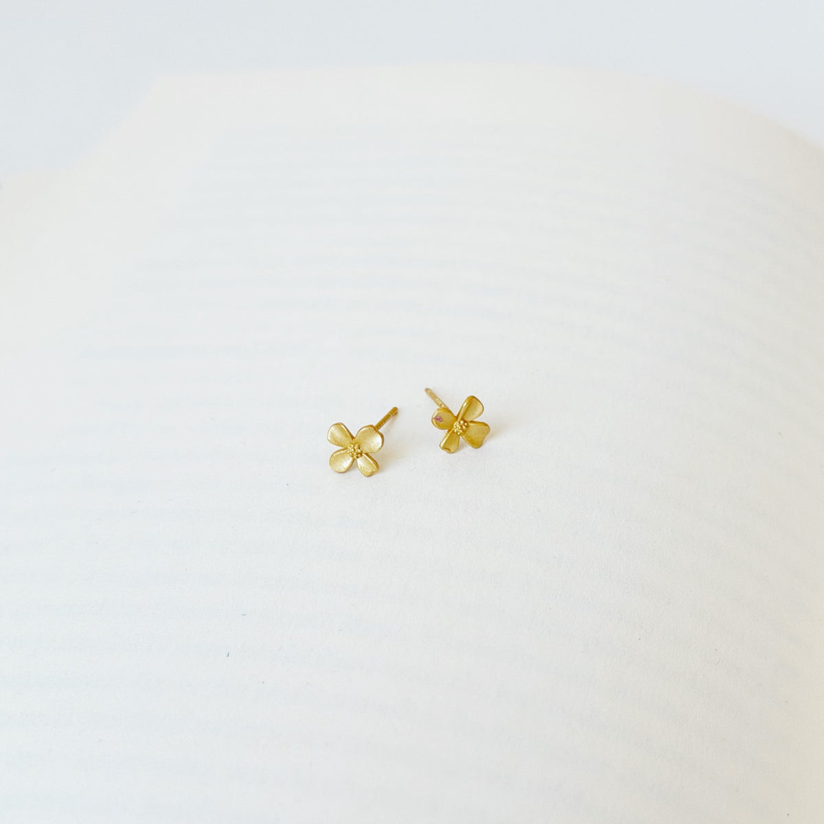 Pendientes de plata esterlina mate con diseño de flor
