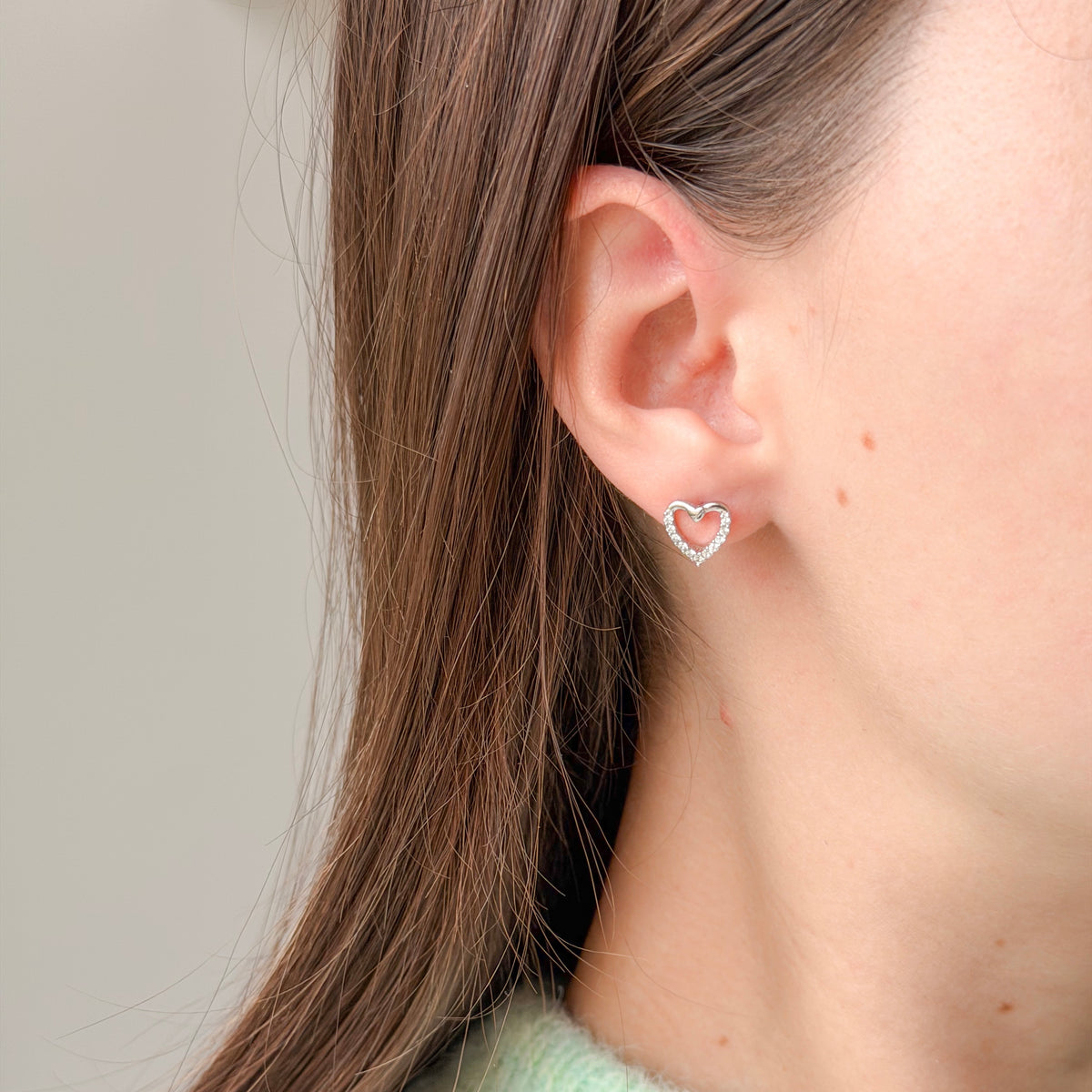 Aretes de corazón de plata esterlina con circonia cúbica