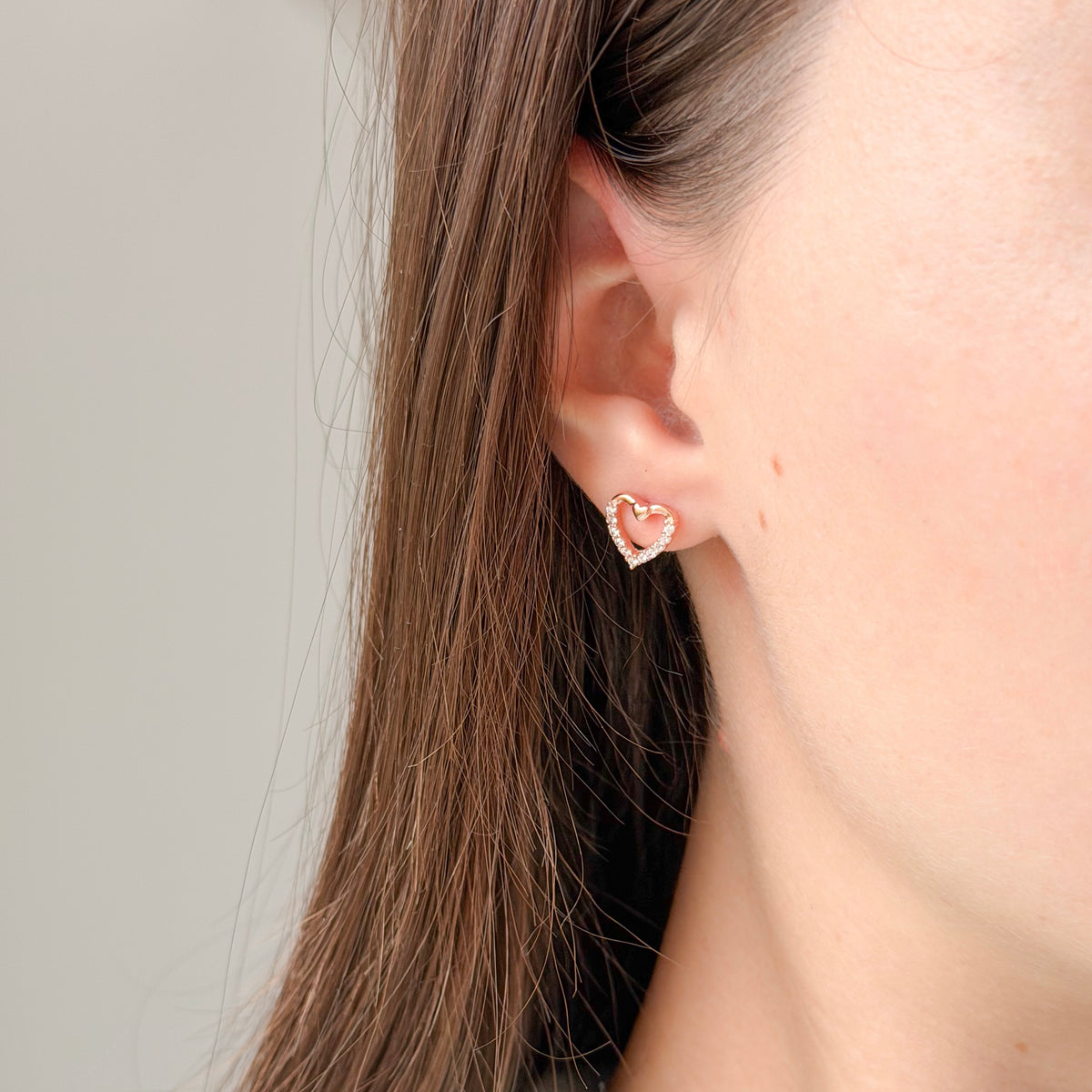 Aretes de corazón de plata esterlina con circonia cúbica