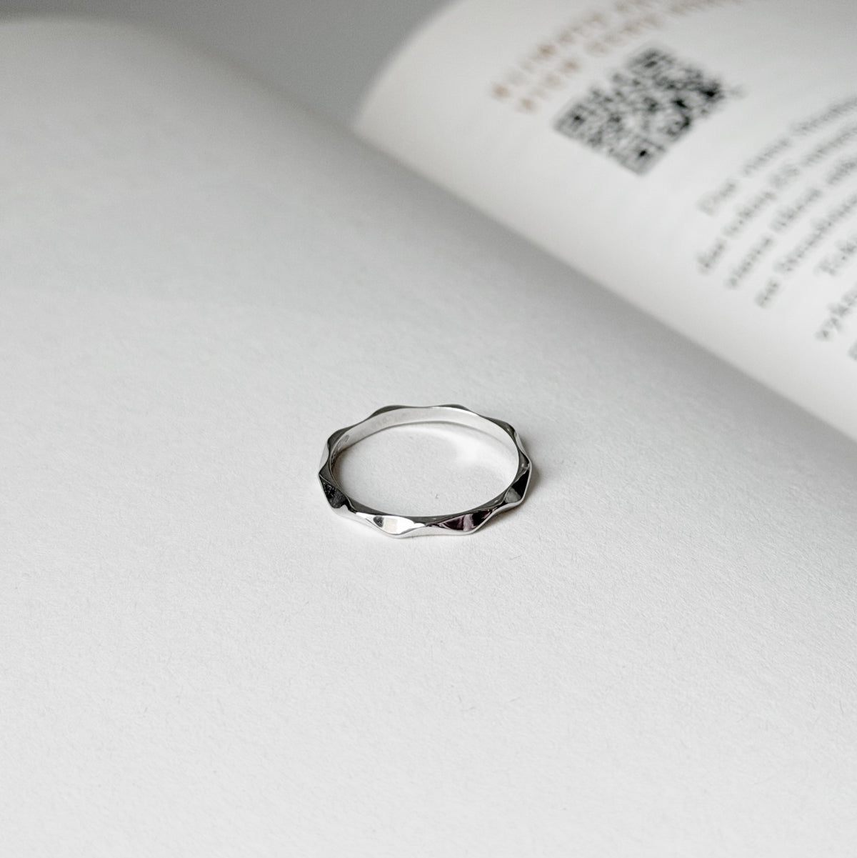 Anillo de banda ornamental de plata de ley