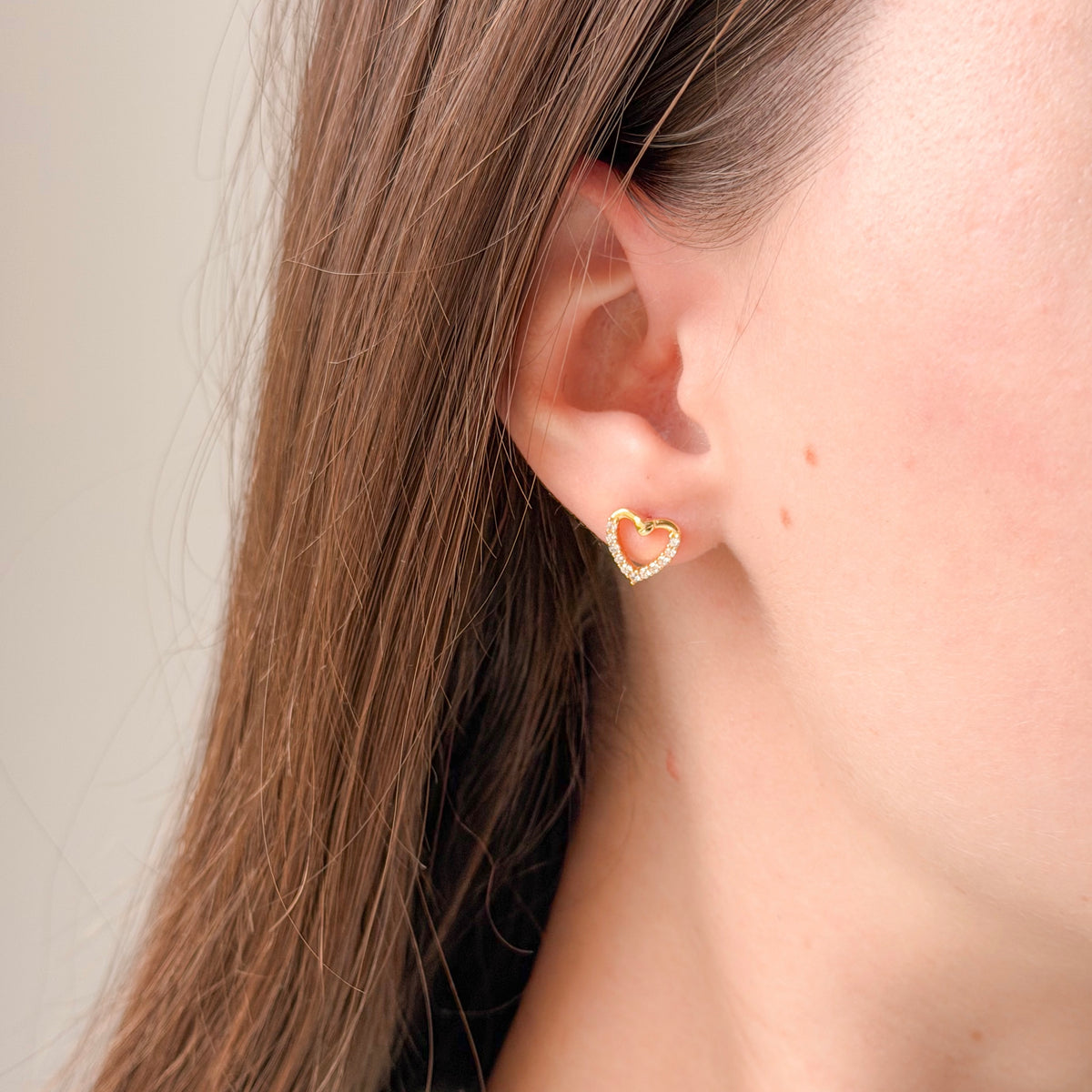 Aretes de corazón de plata esterlina con circonia cúbica