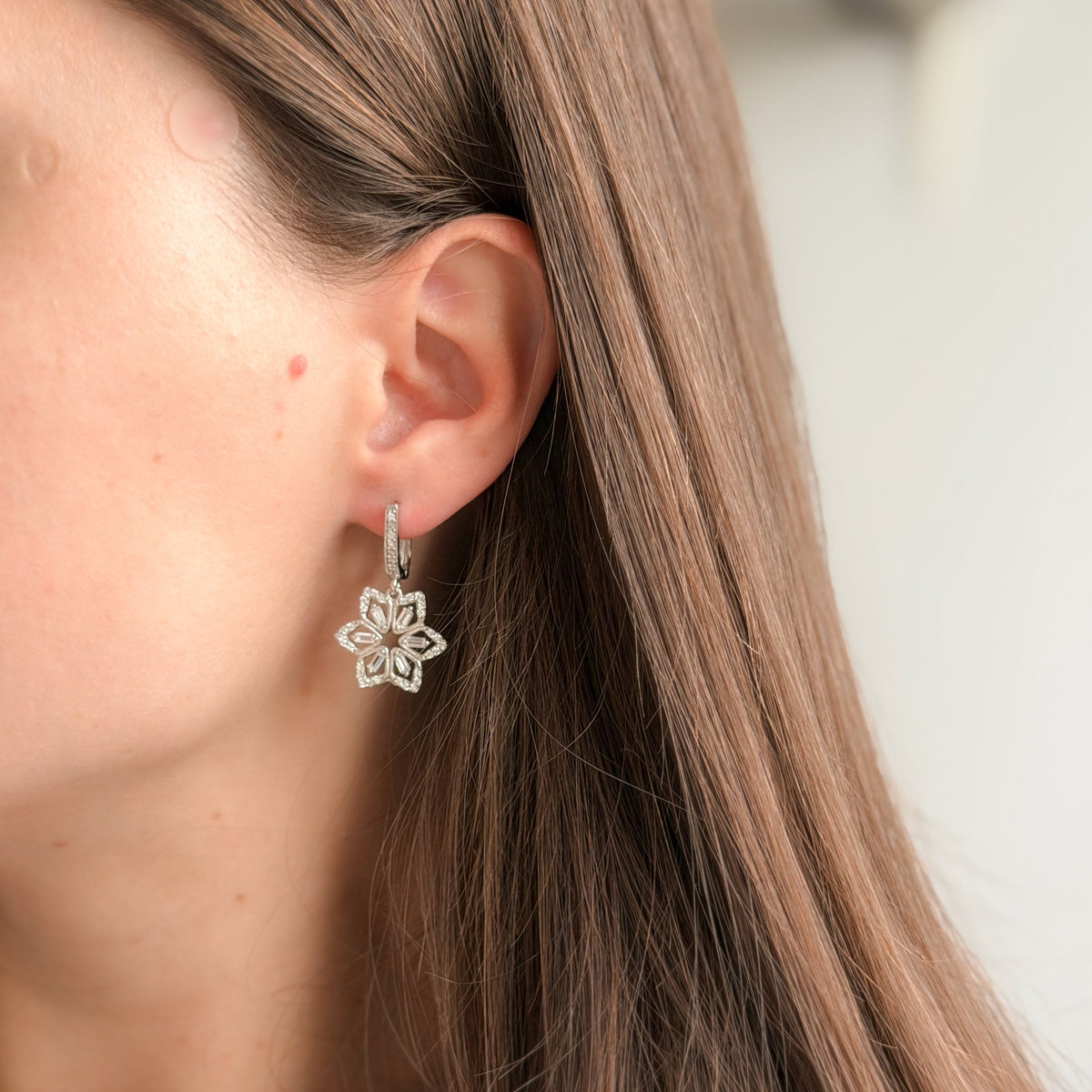 Pendientes de plata de ley con flor de circonita cúbica