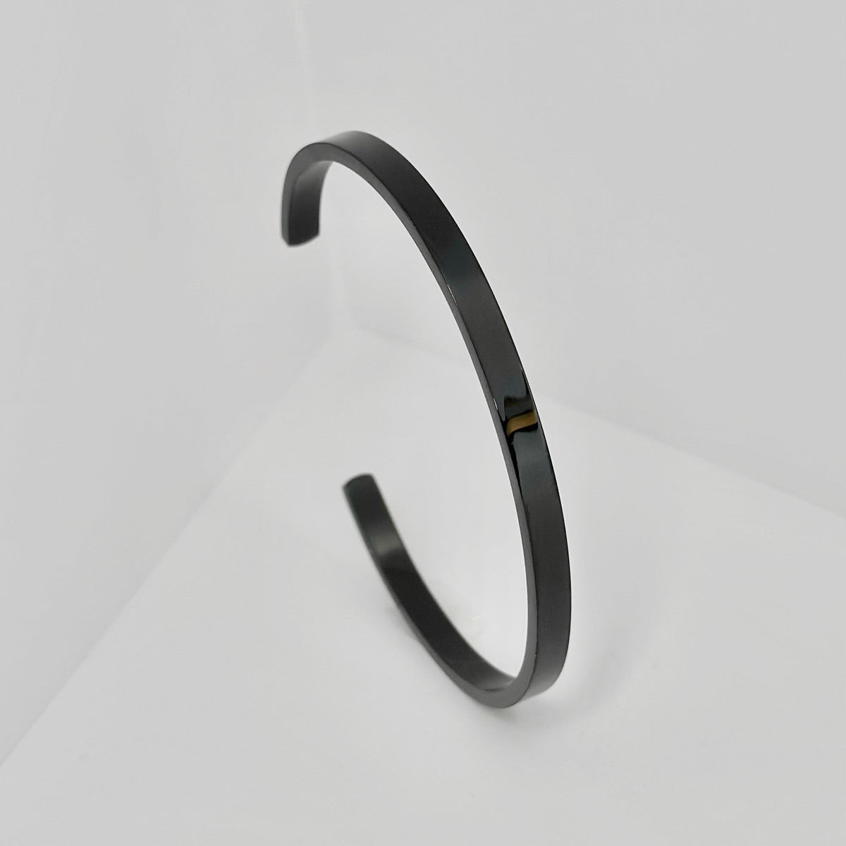 Hera – Brazalete chapado en oro negro (4 mm/6 mm)