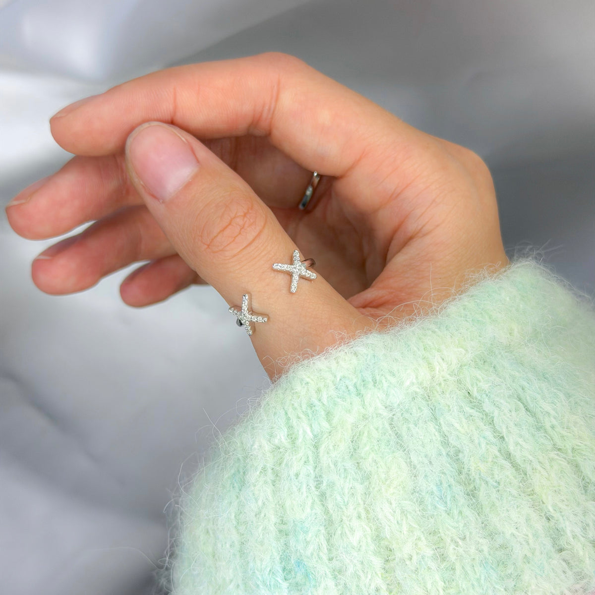 Anillo en X de plata esterlina