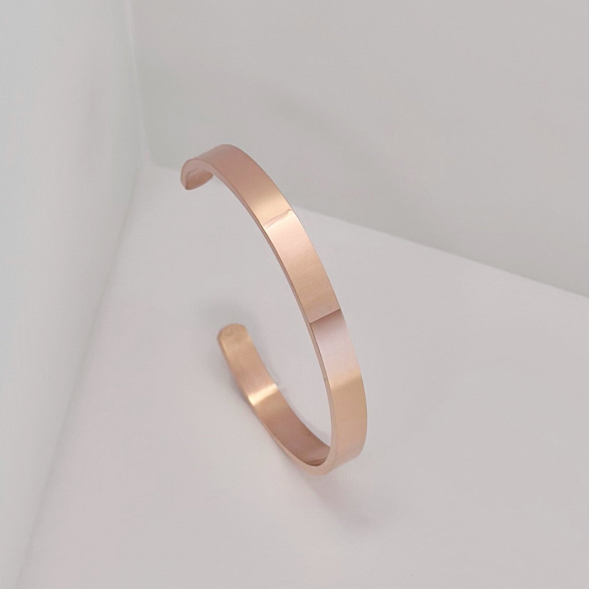 Hera – Brazalete chapado en oro rosa (4 mm / 6 mm)
